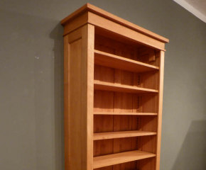 Bauhaus Bücherregal aus massiver Erle EINER3