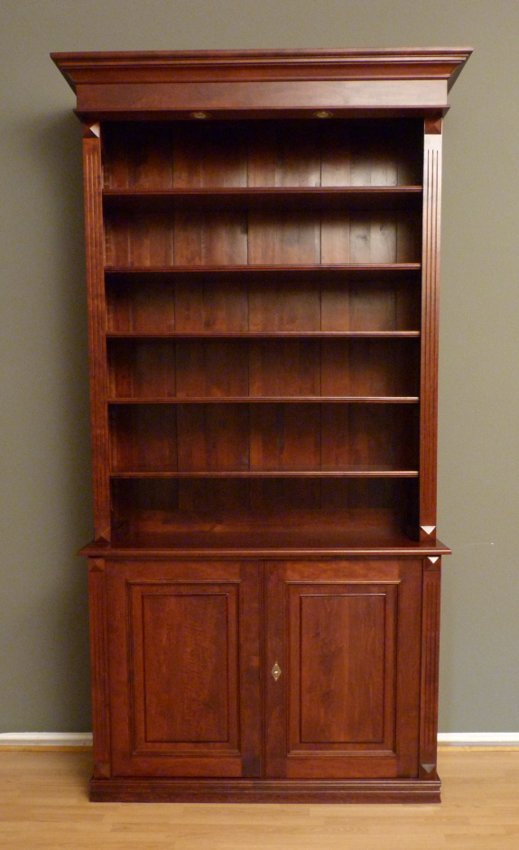 Bücherregal mit geschlossenem Unterbau, Erle massiv, EINER15 Bücherregal mit geschlossenem Unterbau, Erle massiv, EINER15