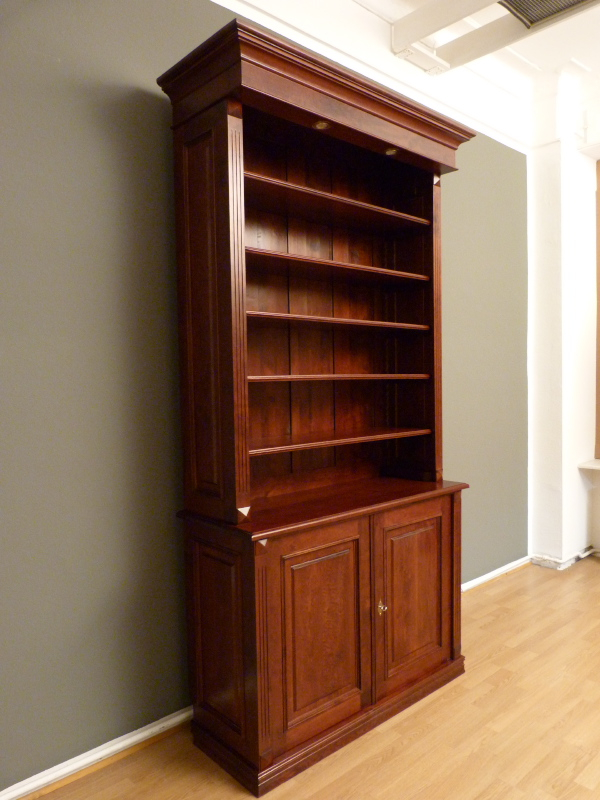 Bücherregal mit geschlossenem Unterbau, Erle massiv, EINER15 Bücherregal mit geschlossenem Unterbau, Erle massiv, EINER15