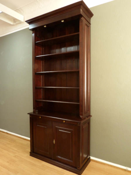 Massivholz Bücherregale nach Maß, Ausstellungsstück in klassischer Form Massivholz Bücherregale nach Maß, Ausstellungsstück in klassischer Form