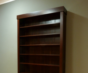 Bücherregal modern Nussbaumton EINER27