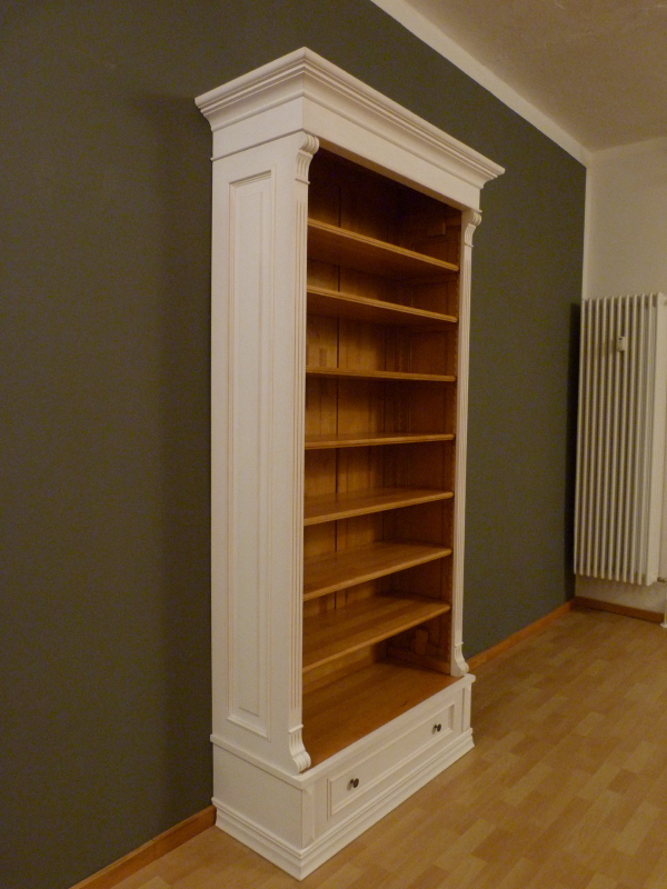 Bücherregal im Gründerzeitstil mit Schublade, Erle massiv, weiss lasiert Bücherregal im Gründerzeitstil mit Schublade, Erle massiv, weiss lasiert