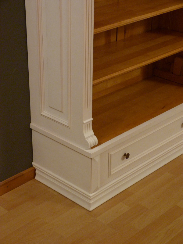 Bücherregal im Gründerzeitstil mit Schublade, Erle massiv, weiss lasiert Bücherregal im Gründerzeitstil mit Schublade, Erle massiv, weiss lasiert