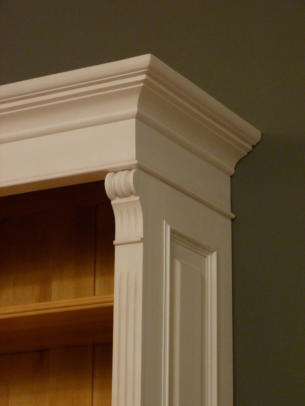 Bücherregal im Gründerzeitstil mit Schublade, Erle massiv, weiss lasiert Bücherregal im Gründerzeitstil mit Schublade, Erle massiv, weiss lasiert