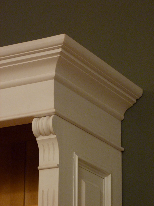 Bücherregal im Gründerzeitstil mit Schublade, Erle massiv, weiss lasiert Bücherregal im Gründerzeitstil mit Schublade, Erle massiv, weiss lasiert