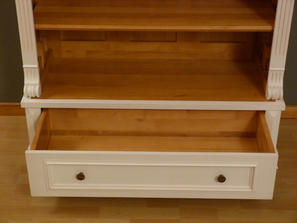 Bücherregal im Gründerzeitstil mit Schublade, Erle massiv, weiss lasiert Bücherregal im Gründerzeitstil mit Schublade, Erle massiv, weiss lasiert