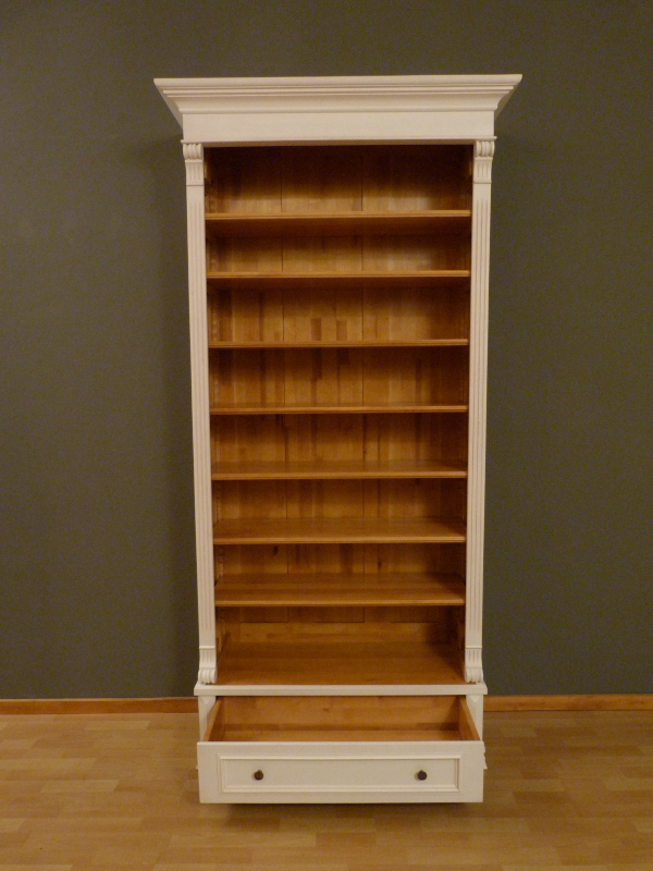 Bücherregal im Gründerzeitstil mit Schublade, Erle massiv, weiss lasiert Bücherregal im Gründerzeitstil mit Schublade, Erle massiv, weiss lasiert