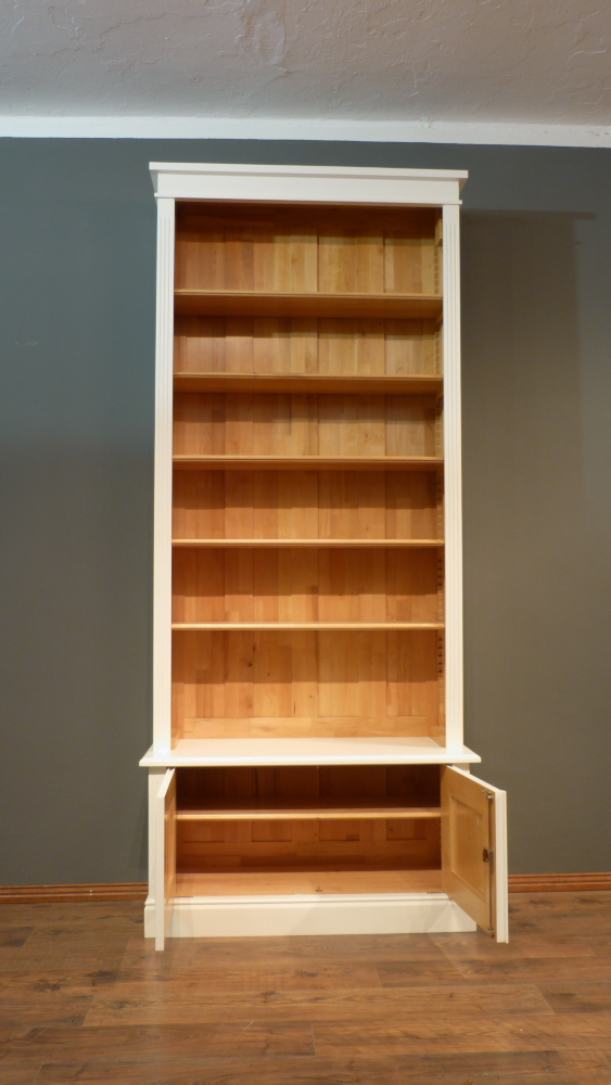 Massivholz Bücherregal mit geschlossenem Unterbau Massivholz Bücherregal mit geschlossenem Unterbau