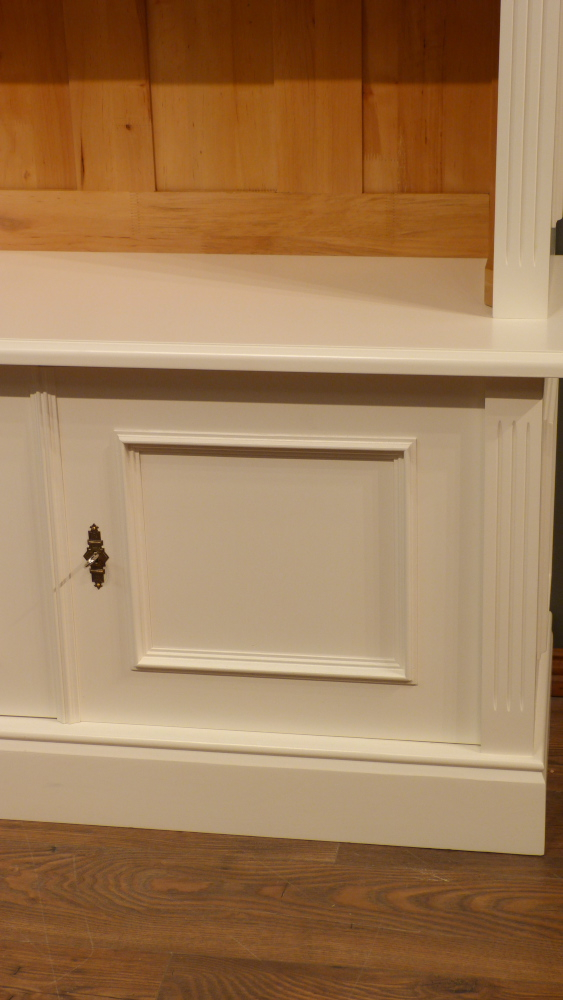 Massivholz Bücherregal mit geschlossenem Unterbau Massivholz Bücherregal mit geschlossenem Unterbau