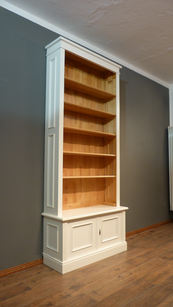 Massivholz Bücherregal mit geschlossenem Unterbau Massivholz Bücherregal mit geschlossenem Unterbau