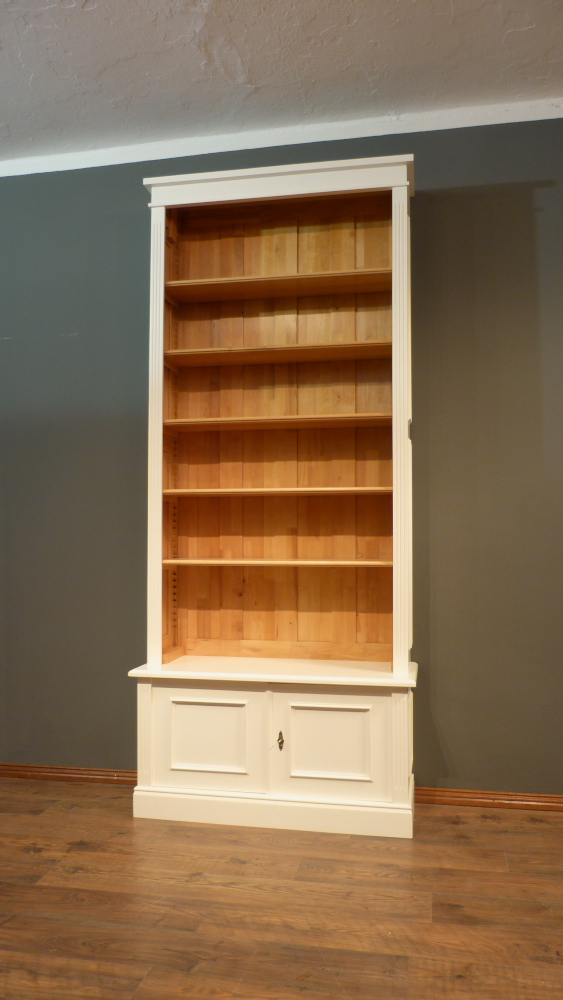 Massivholz Bücherregal mit geschlossenem Unterbau Massivholz Bücherregal mit geschlossenem Unterbau