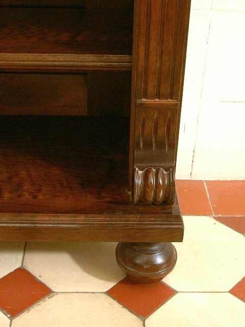 Detailansicht Kugelfüße vom Bücherregal EINER7 - Bild 7 Detailansicht Kugelfüße vom Bücherregal EINER7 - Bild 7