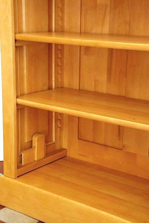 Sockel mit Holzklammer vom Regal EINER26 - Bild 7 Sockel mit Holzklammer vom Regal EINER26 - Bild 7