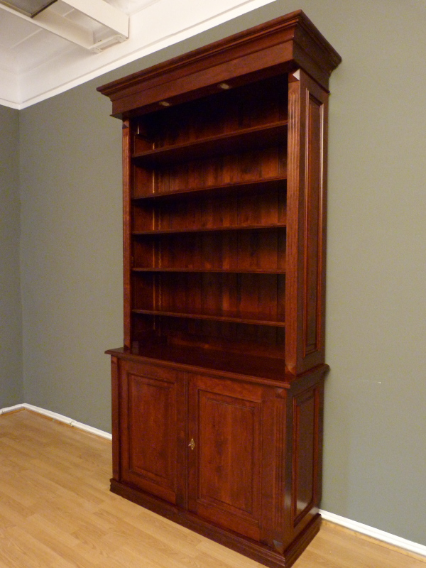 Bücherregal mit geschlossenem Unterbau, Erle massiv, EINER15 Bücherregal mit geschlossenem Unterbau, Erle massiv, EINER15