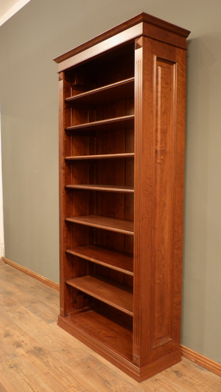 Massivholz Bücherregal im klassischen Stil Massivholz Bücherregal im klassischen Stil