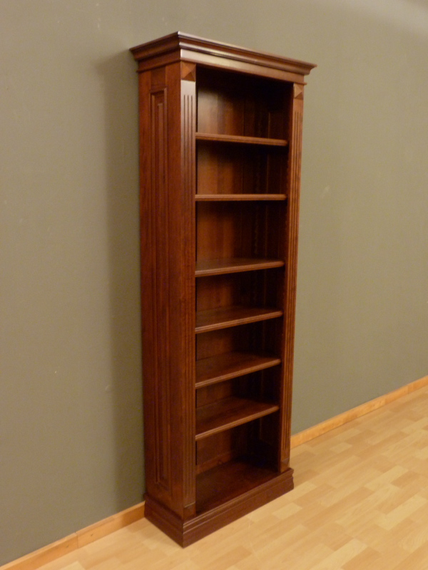 Bücherregale nach Maß, klassisches Modell in Nussbaum Bücherregale nach Maß, klassisches Modell in Nussbaum