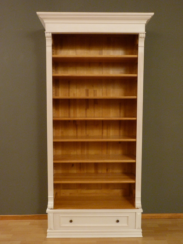 Bücherregal im Gründerzeitstil mit Schublade, Erle massiv, weiss lasiert Bücherregal im Gründerzeitstil mit Schublade, Erle massiv, weiss lasiert