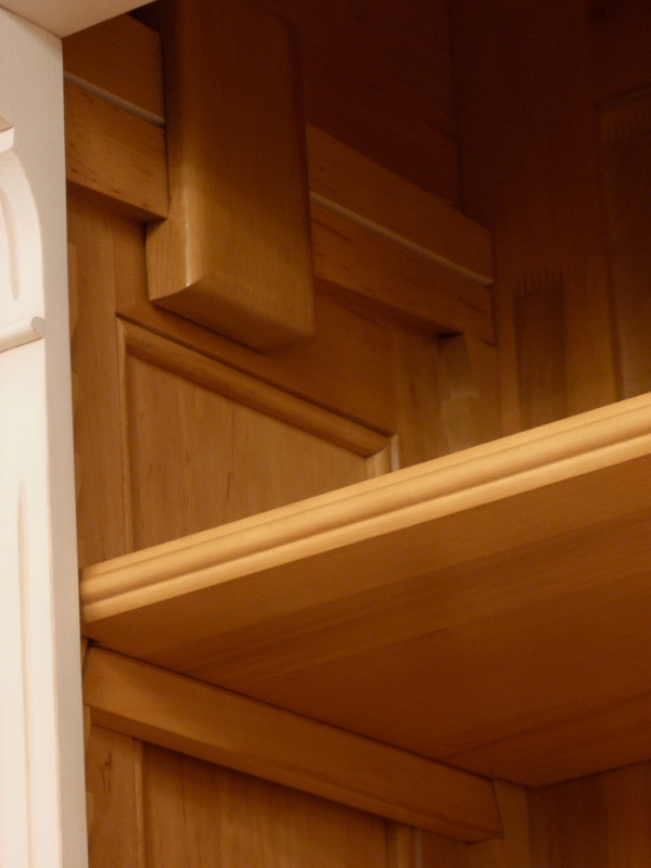 Bücherregal im Gründerzeitstil mit Schublade, Erle massiv, weiss lasiert Bücherregal im Gründerzeitstil mit Schublade, Erle massiv, weiss lasiert