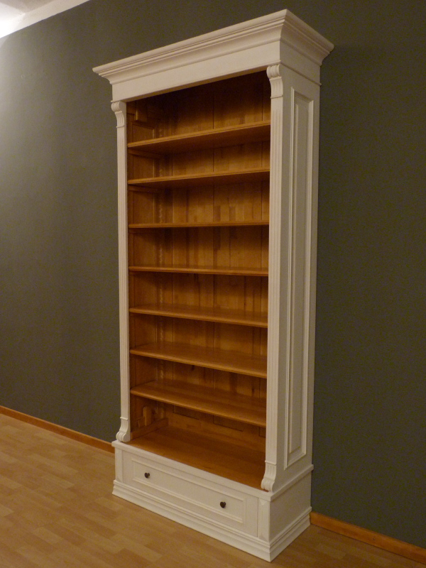 Bücherregal im Gründerzeitstil mit Schublade, Erle massiv, weiss lasiert Bücherregal im Gründerzeitstil mit Schublade, Erle massiv, weiss lasiert