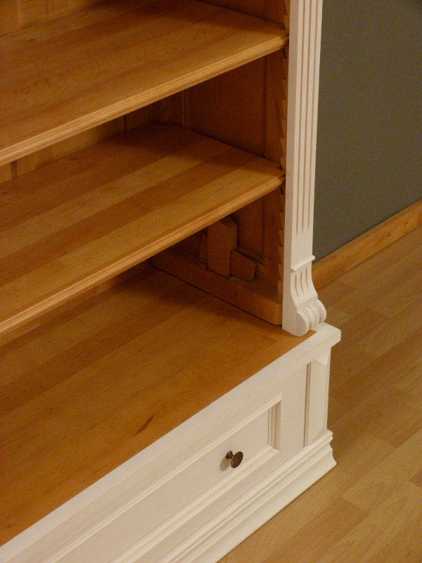 Bücherregal im Gründerzeitstil mit Schublade, Erle massiv, weiss lasiert Bücherregal im Gründerzeitstil mit Schublade, Erle massiv, weiss lasiert