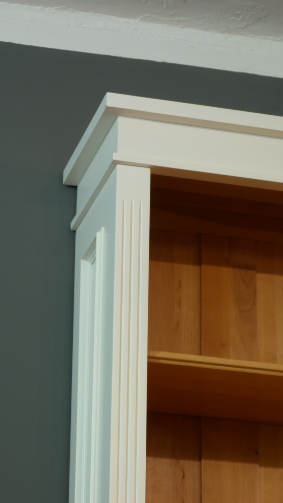 Massivholz Bücherregal mit geschlossenem Unterbau Massivholz Bücherregal mit geschlossenem Unterbau