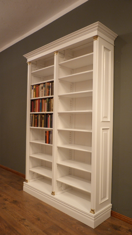 Massivholz Bücherregal mit Messingapplikationen Massivholz Bücherregal mit Messingapplikationen