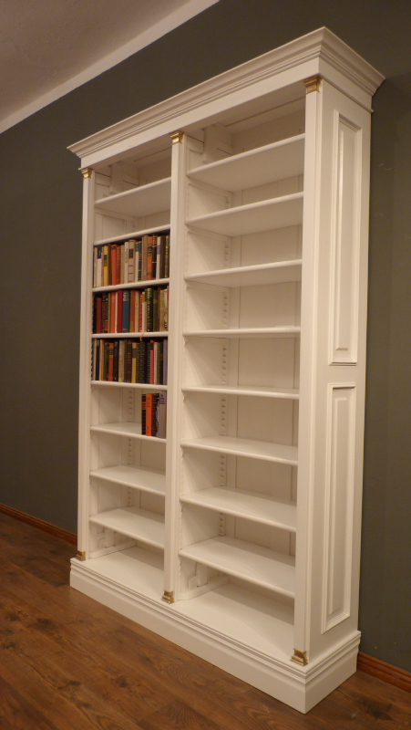 Massivholz Bücherregal mit Messingapplikationen Massivholz Bücherregal mit Messingapplikationen