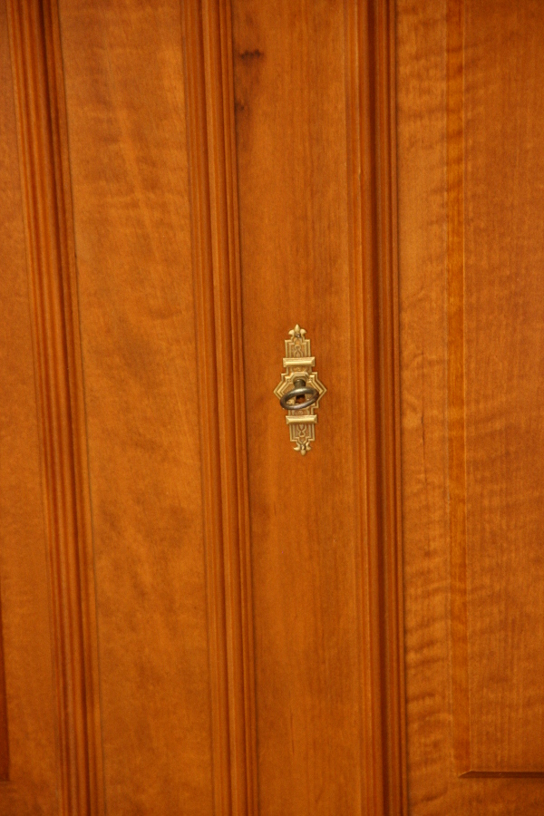 Bücherregale nach Maß, klassisches Regal mit geschlossenem Unterbau Bücherregale nach Maß, klassisches Regal mit geschlossenem Unterbau