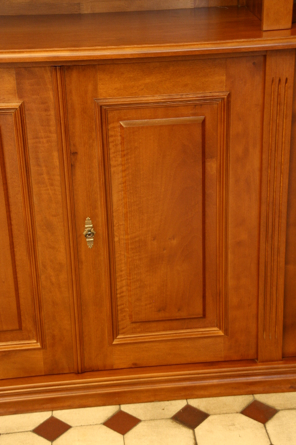 Bücherregale nach Maß, klassisches Regal mit geschlossenem Unterbau Bücherregale nach Maß, klassisches Regal mit geschlossenem Unterbau