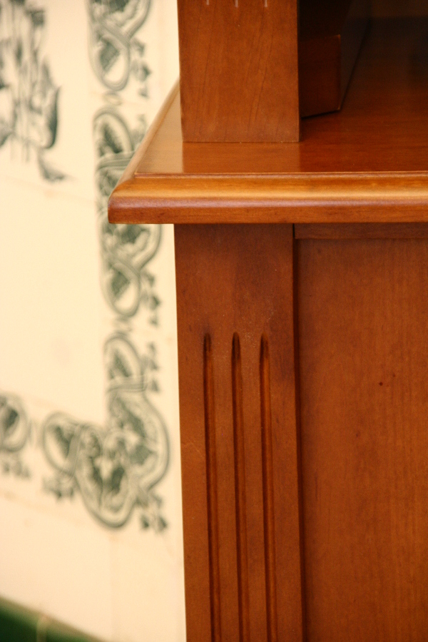 Bücherregale nach Maß, klassisches Regal mit geschlossenem Unterbau Bücherregale nach Maß, klassisches Regal mit geschlossenem Unterbau