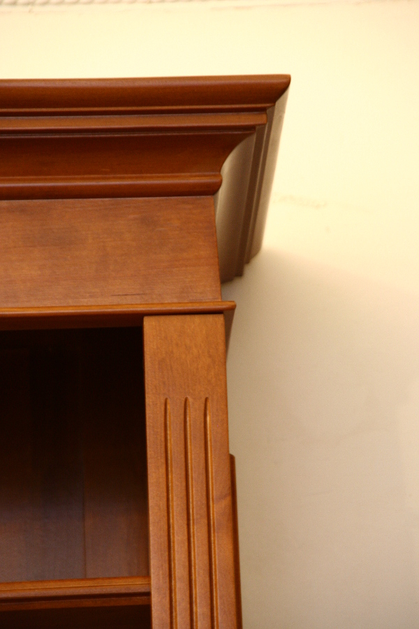 Bücherregale nach Maß, klassisches Regal mit geschlossenem Unterbau Bücherregale nach Maß, klassisches Regal mit geschlossenem Unterbau