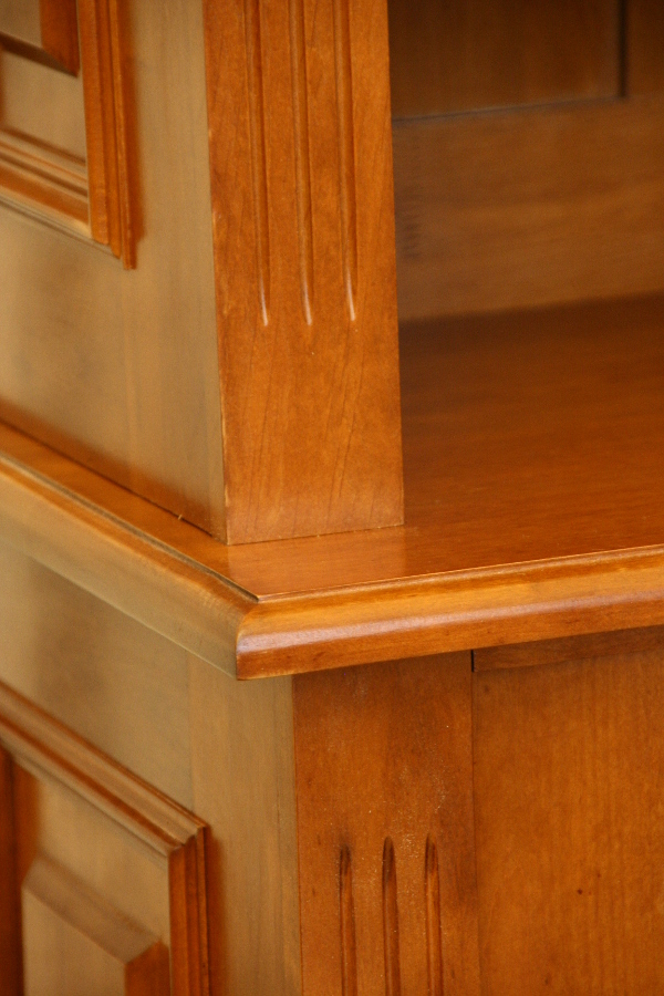 Bücherregale nach Maß, klassisches Regal mit geschlossenem Unterbau Bücherregale nach Maß, klassisches Regal mit geschlossenem Unterbau