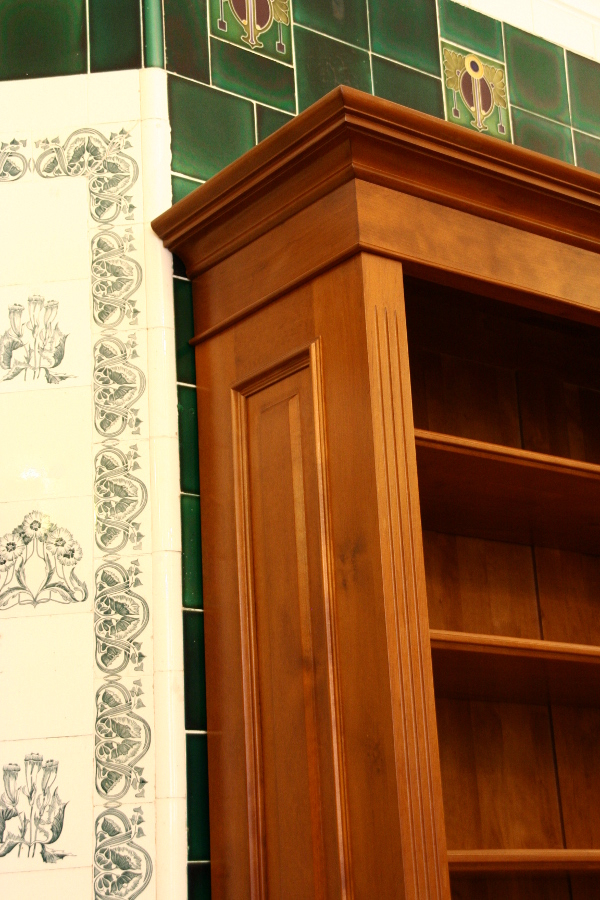 Bücherregale nach Maß, klassisches Regal mit geschlossenem Unterbau Bücherregale nach Maß, klassisches Regal mit geschlossenem Unterbau