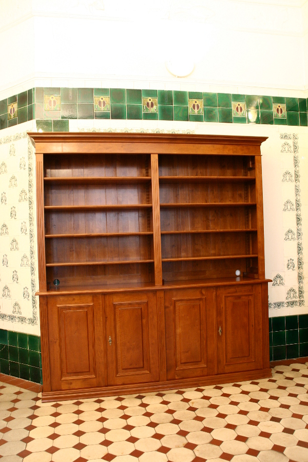 Bücherregale nach Maß, klassisches Regal mit geschlossenem Unterbau Bücherregale nach Maß, klassisches Regal mit geschlossenem Unterbau