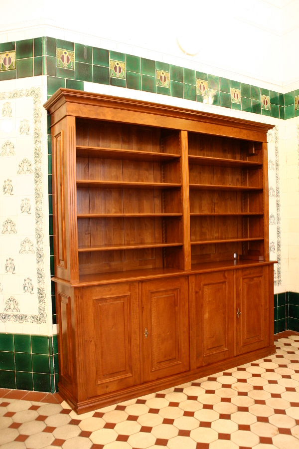 Bücherregale nach Maß, klassisches Regal mit geschlossenem Unterbau Bücherregale nach Maß, klassisches Regal mit geschlossenem Unterbau