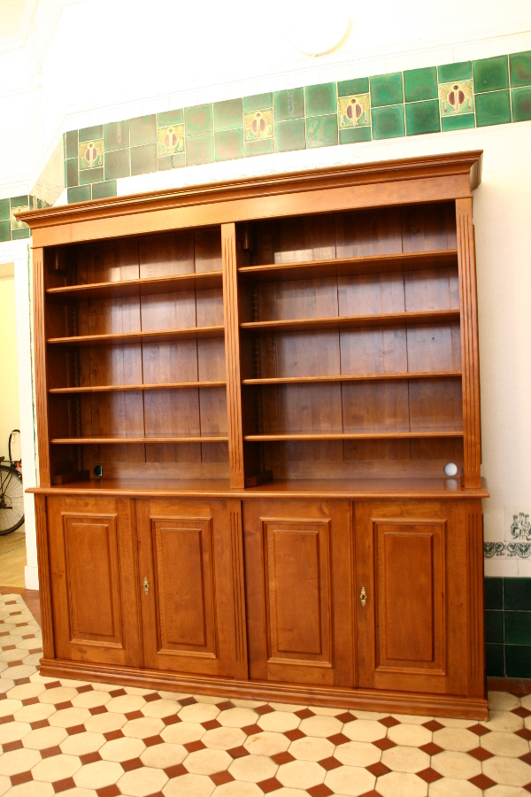 Bücherregale nach Maß, klassisches Regal mit geschlossenem Unterbau Bücherregale nach Maß, klassisches Regal mit geschlossenem Unterbau