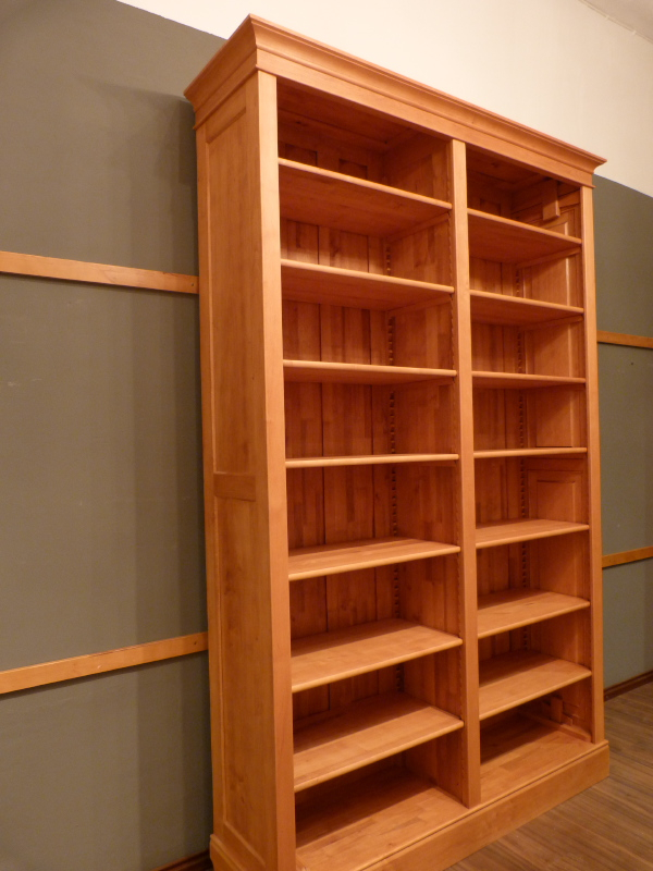 Gebrauchtes Massivholz Bücherregal mit verstellbaren Einlegeböden Gebrauchtes Massivholz Bücherregal mit verstellbaren Einlegeböden