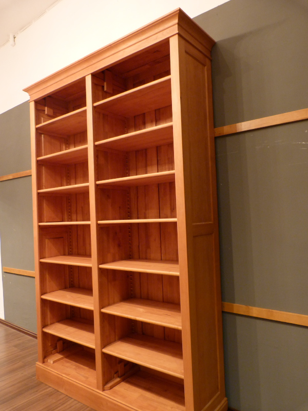 Gebrauchtes Massivholz Bücherregal mit verstellbaren Einlegeböden Gebrauchtes Massivholz Bücherregal mit verstellbaren Einlegeböden