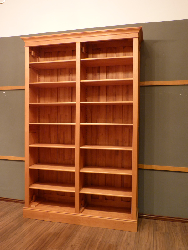 Gebrauchtes Massivholz Bücherregal mit verstellbaren Einlegeböden Gebrauchtes Massivholz Bücherregal mit verstellbaren Einlegeböden