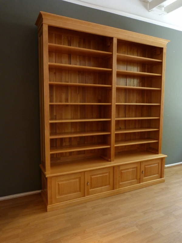 Massivholz Bücherregal mit Unterschrank, komplett zerlegbar Massivholz Bücherregal mit Unterschrank, komplett zerlegbar