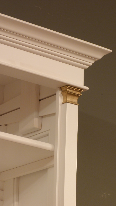 Massivholz Bücherregal mit Messingapplikationen Massivholz Bücherregal mit Messingapplikationen