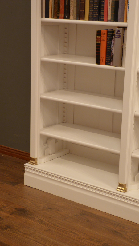 Massivholz Bücherregal mit Messingapplikationen Massivholz Bücherregal mit Messingapplikationen