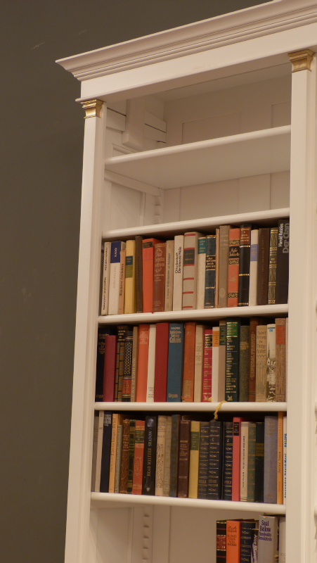 Massivholz Bücherregal mit Messingapplikationen Massivholz Bücherregal mit Messingapplikationen