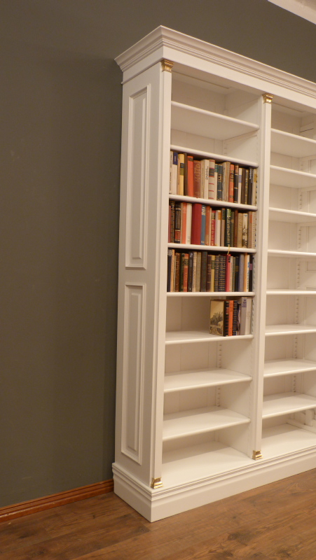 Massivholz Bücherregal mit Messingapplikationen Massivholz Bücherregal mit Messingapplikationen