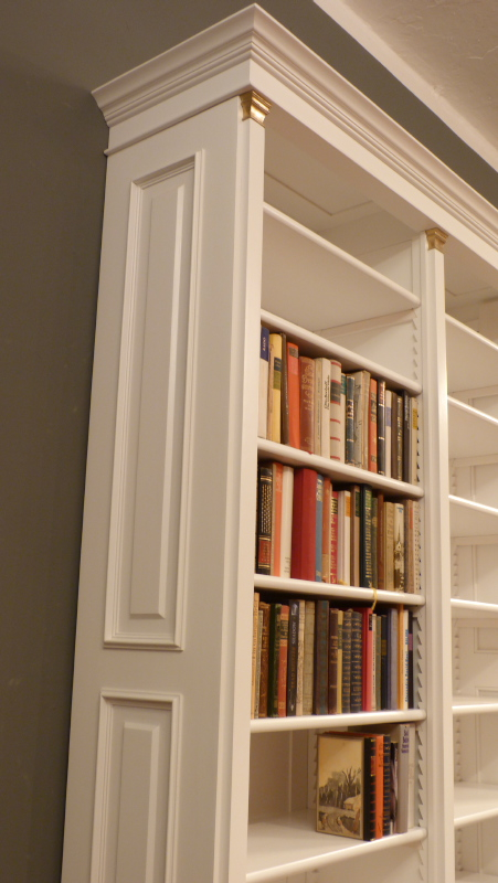 Massivholz Bücherregal mit Messingapplikationen Massivholz Bücherregal mit Messingapplikationen