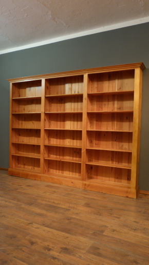 Ein gebrauchtes Bücherregal, massiv Kiefer, klassische Gestaltung, DREIER131