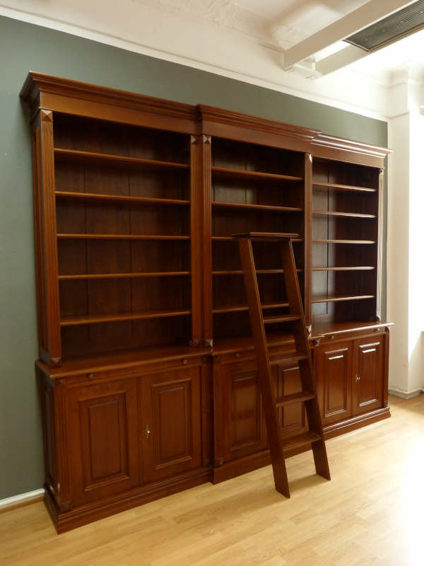 Massivholz Bücherregale nach Maß, DREIER10 Nussbaum Bücherregal mit geschlossenem Unterbau Massivholz Bücherregale nach Maß, DREIER10 Nussbaum Bücherregal mit geschlossenem Unterbau