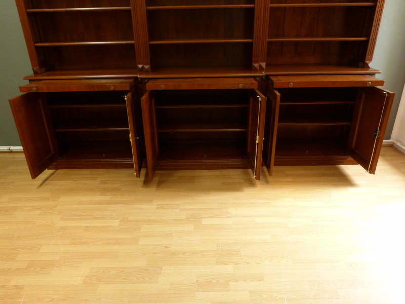 Massivholz Bücherregale nach Maß, DREIER10 Nussbaum Bücherregal mit geschlossenem Unterbau Massivholz Bücherregale nach Maß, DREIER10 Nussbaum Bücherregal mit geschlossenem Unterbau