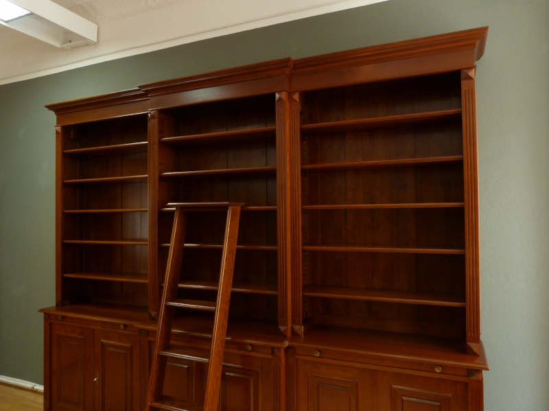 Massivholz Bücherregale nach Maß, DREIER10 Nussbaum Bücherregal mit geschlossenem Unterbau Massivholz Bücherregale nach Maß, DREIER10 Nussbaum Bücherregal mit geschlossenem Unterbau