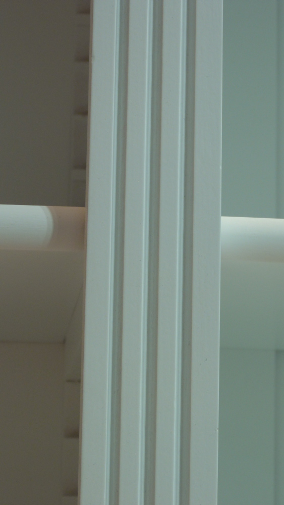 Massivholz Bücherregal mit geschlossenem Unterbau und Beleuchtung Massivholz Bücherregal mit geschlossenem Unterbau und Beleuchtung